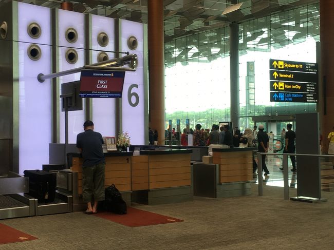 シンガポール航空ファーストクラスのチェックインカウンター<br />このカウンターのほか、チェックインラウンジもあると弟から聞いたので、せっかくだから、ラウンジでチェックインすることにしました。