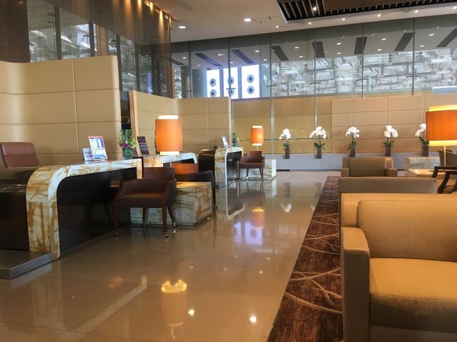 ファーストクラスのチェックインラウンジ<br />到着ロビーに向かって、左手の端にあります。