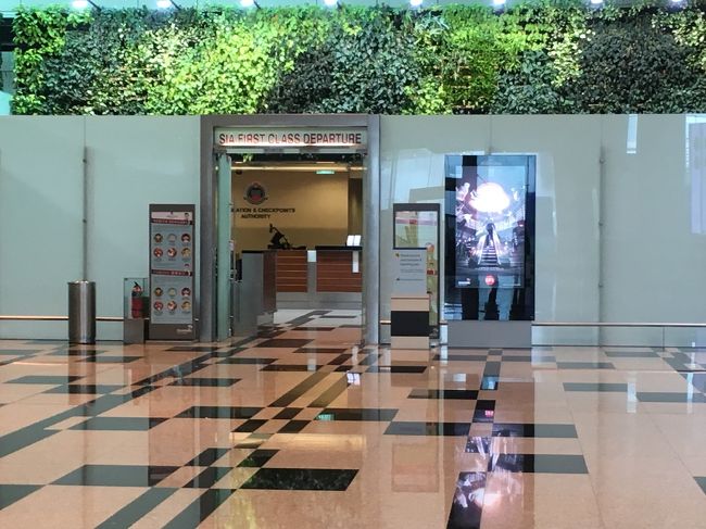 ファーストクラス専用の出発ゲート<br />チェックインラウンジの裏口から出ると、出発ロビーにつながります。右に行くと、一般のチェックインカウンターなどがあり、正面はこのファストクラス専用の出発ゲートです。