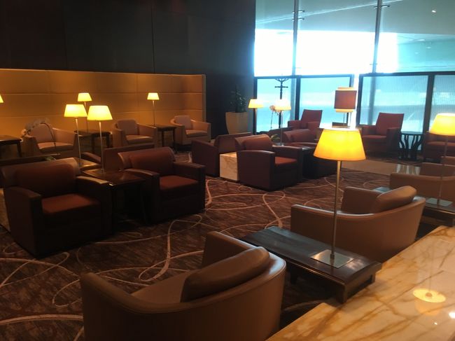 両親とシンガポール航空のTHE PRIVATE ROOMで写真を撮った後、シルバークリス会員のファーストクラスラウンジに戻りました。