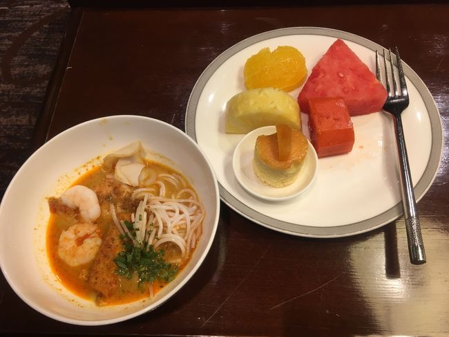 ファーストクラスラウンジの中でランチ。<br />ラクサは自分で装います。好きな具材と麺や具材の量を丼に入れ、最後にスープをかけるだけ。