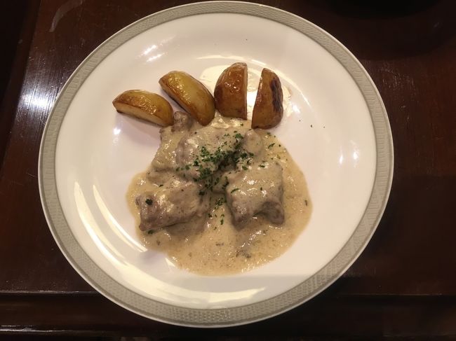 ラム料理<br />オーダーを受けてから調理する一品です。１０分ほどして、スタッフが席まで運んでくれました。