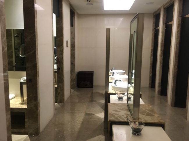 食事の後は、化粧室へ。<br />右手はトイレで、左手はシャワールームです。