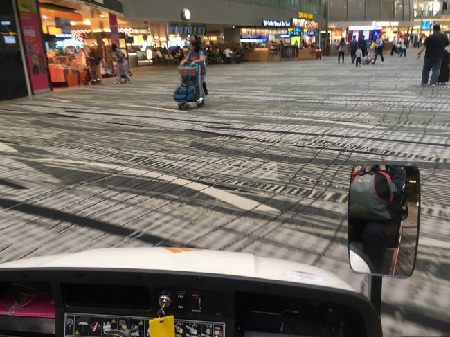 電動カートで搭乗口へ走行中１<br />搭乗口はラウンジから距離があるというので、両親がラウンジで知り合った、あるシンガポール航空ファーストクラスの常連さんがスタッフに、電動カートを手配するよう頼んでくれました。助かりました！