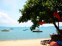 しばらく歩いて再び海が見える場所まで来ると日光浴をしている人が数人いたけど、波の音がしっかり聞こえるほど静寂を保っている。