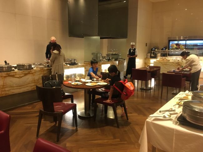 ファーストクラスラウンジの料理コーナー