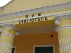 美女巷の先、海沿いにつぎのポイント、黄色い図書館がありました。
BIBLIOTECAという文字がラテン系の雰囲気を醸し出しています(^ ^)