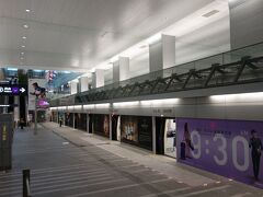台北駅のMRT空港線の乗り場です。急行と普通の乗り場が分かれています。