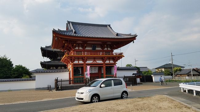 東大寺方面へ向かう道中、まさしく<br />奈良！と思える門扉を見ました。
