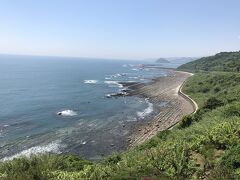都井岬にむかう海岸線には、しばらく鬼の洗濯岩のような奇岩が続きます。
途中、鵜戸神宮に立ち寄るも道路工事中。
第２駐車場から神社まで徒歩３０分以上かかるとのことで参拝断念。