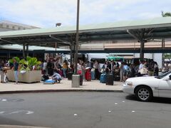ホノルルの国際線ターミナルを出たところには日本から到着したばかりの旅行客の皆さんがたくさん。