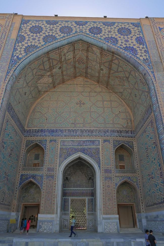 最初にウルグベク･マドラサに入場します。