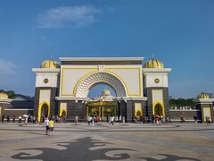 2011年11月に移転したばかりのマレーシア国王・新王宮。

新王宮は黄金に輝く門扉が美しく、パステルイエローとアーチが特徴的な建物でした。←黄色は王様の色