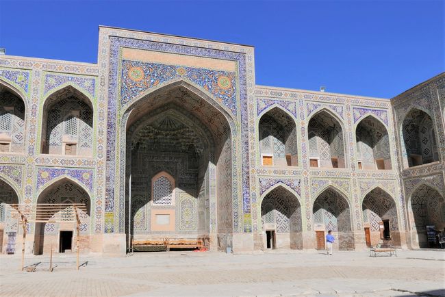 次にシェルドル･マドラサに入場。