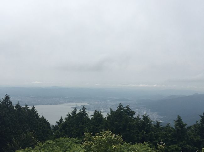 10:35　比叡山山頂に到着<br /><br />本当は一つ前のバス停で降りてロープウェイに乗るのが正解だったみたいだけど、山頂まで来てしまったので景色を楽しみつつ、延暦寺まで30分ほどハイキング。