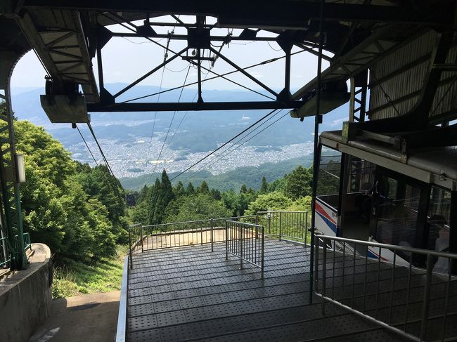 帰りに間違えて、坂本ロープウェイに来てしまいました。<br />駅員さんに教えられて、バスで頂上に戻り、叡山ロープウェイに。