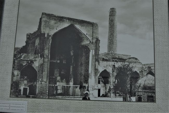 修復前のウルグベク･マドラサでしょうか。