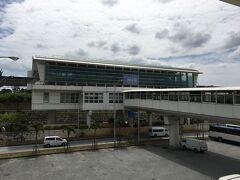 　那覇空港からは、ゆいレールで市街地に移動する
　空港周辺は広々としており、自衛隊関連の施設も多い