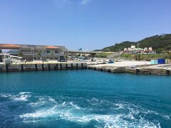 　阿嘉島の阿嘉港に到着
　この辺りは、見事なターコイズブルーの海が広がり、言葉を失う
　港湾内で、フェリーは複雑な動きをしながら着岸する
