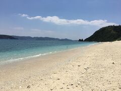 　まずは、ニシバマビーチへ
　四月とはいえ、何人か人がいた
　太陽が雲で隠れていない時間は、海へ入っても寒くはなさそうである
　意外と、欧米系の外人が多かった