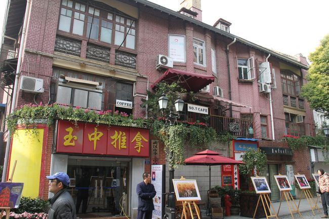 この辺りも歴史を感じる建物が多いが、<br />中山大道程整備されておらず、<br />朽ちかけているものもある。