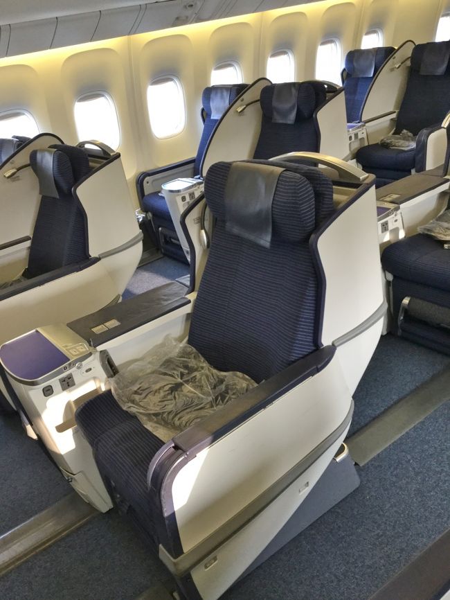 復路のNH954も往路(http://4travel.jp/travelogue/11249114)と同じくB767だが、<br />座席が違った。<br /><br />往路は古いやつ。<br />復路は新しいビジネスクレードル。<br /><br />やっぱり新しい方が快適。<br /><br />一つの旅で2種類楽しめてお得感もある。