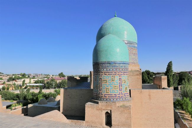 再びコシュ･グンバズ廟を見て、バスへと戻ります。<br />シャーヒズンダ廟群はもう少しじっくりと見たかったです。