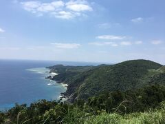 　島内最南端の阿波連崎灯台のほうへ走ってみる
　渡嘉敷島の大きさを実感できる