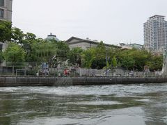 「淀屋橋港」を出るとＵターンしました。横長のビルは大阪府立中之島図書館