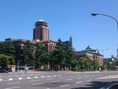 市役所駅と名が付くだけあり、
手前に市役所、奥側の県庁の建物が直ぐ見えます。