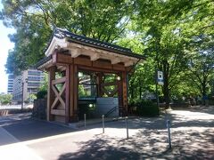 地下鉄で移動～市役所駅で下車。
今度は、名古屋城に行きます！
駅の入口も城仕様です。