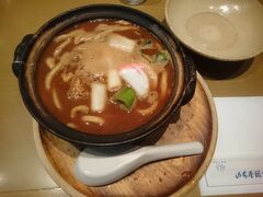 お昼を食べていなかったので、
おやつ時間の昼食！
名古屋名物“味噌煮込みうどん”を食べました。
味は濃いめでうどんは固めです。
玉子入りが美味しいです。