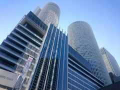 名古屋駅にあるＪＲセントラルタワーズに
戻って来ました！
外から見るとスゴイです！！
タワーが分かれているので、
何処に何があるのか分からない～
着く先は食品売り場～美味しそうな物でも
買ってホテルに行こう。