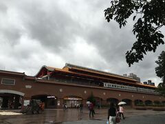 淡水に着きました。
MRTの終点駅ですね。
台北市内から近くてすぐに行ける観光地、てことで選びました。
独特な駅舎がかっこいいなー


このあたりからパラパラ雨が降りだす。
天気もたなかったなぁ。。