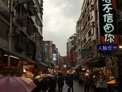 雨が降る中、傘をさしてメインストリートらしきところをブラブラ。
両脇にいろんなお店があってにぎやか。

「淡水老街」といって、古い町並みが残っているらしいけど、
そこまで本格的なものは少なかったような…？