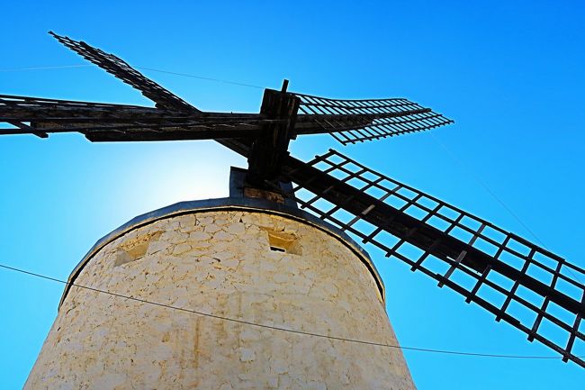 Spain44 ラマンチャ 白い風車 塔屋内を見学 ☆石臼で製粉する