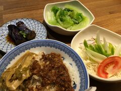 どどん！！
魯肉飯セットでーす。

手前の魯肉飯は先に来たので、もう食べ始めてしまった（笑）
茄子の味噌煮みたいなやつと、青菜の炒め物が副菜でついてきて、
どっちもおいしかったなー

魯肉飯自体も、甘辛くて好きな味。
超感動！！ってほどではないけど、また食べたくなる味です。