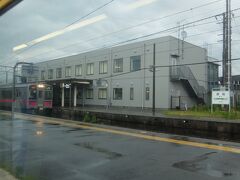 遊佐駅、雨が降ってきました。