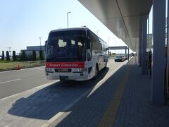 空港から、駅行きの連絡バスに乗る。
補助席を使うほどの満席だった。