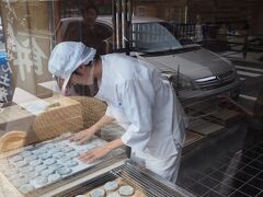 途中にあった和菓子屋さんが賑わっていたので、寄ってみます。