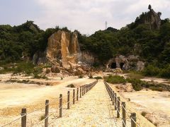 有田焼の生みの親と言われている李参平が探し出した磁石場。
おそらく入口付近まであったであろうこの場を今や奥のかなたまで掘りつくした様が間近で見て取れる。
ここはほかに何もないけれども、有田を見るのであればぜひ訪れてほしい場所です。