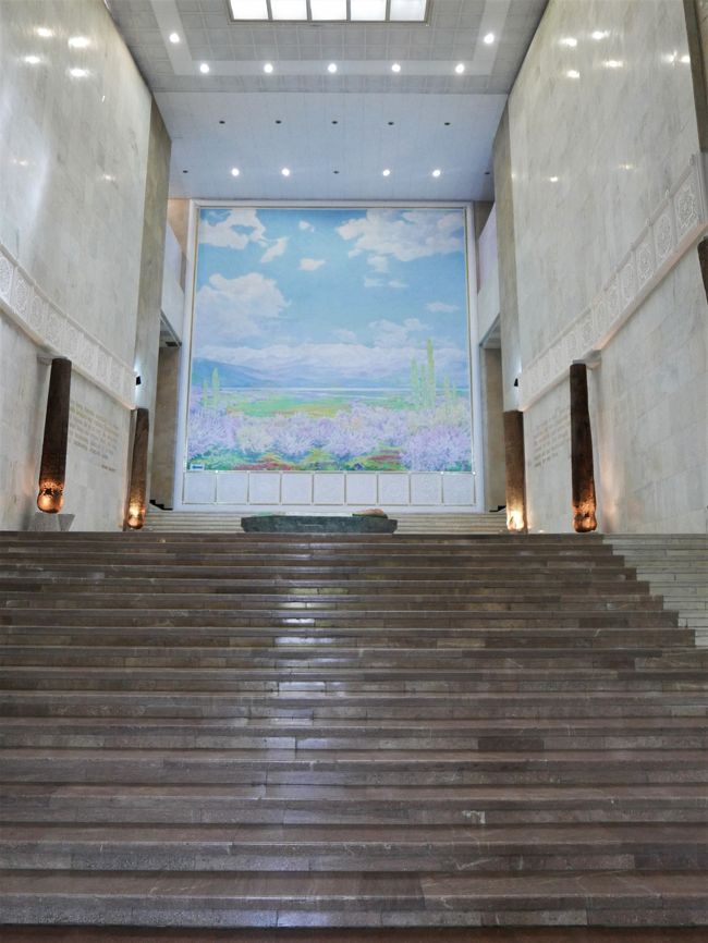 ホールの階段を上がります。