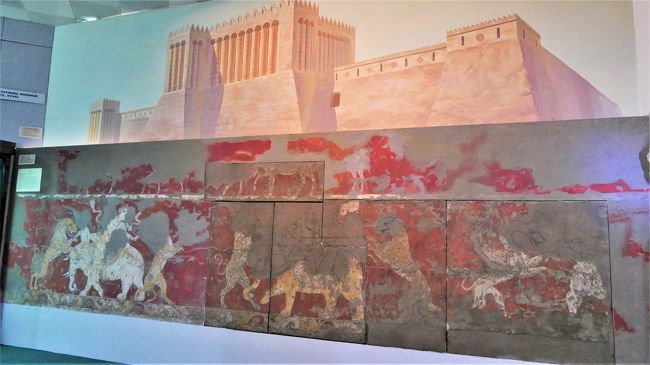 ソグディアナ時代の宮廷壁画(複製)。<br />王が象に乗って豹狩りをしている様子が描かれています。