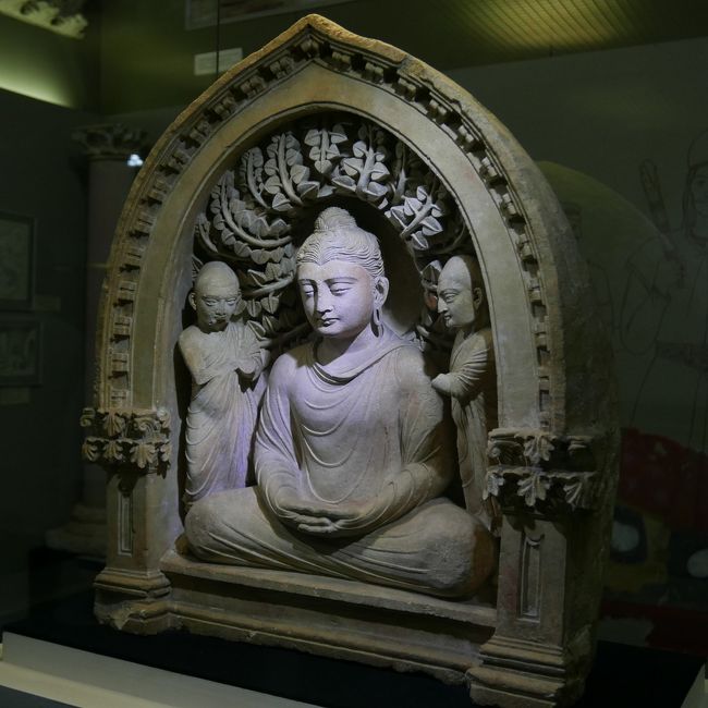 博物館の目玉はクシャン朝のガンダーラ仏像「三尊仏像」。<br />穏やかで優しげな顔をしています。