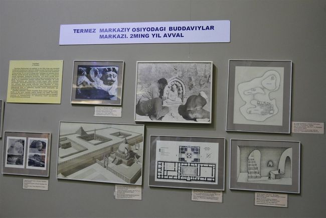 「三尊仏像」がテルメズのファヤズ・デパ遺跡の仏教寺院跡から出土したときの様子が展示されています。