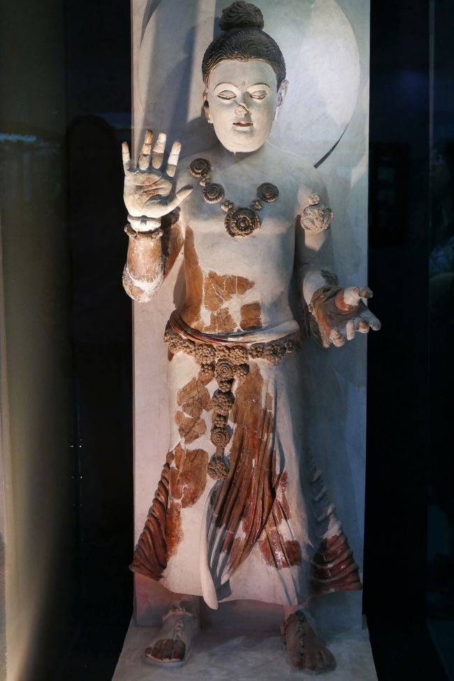 テルメズの仏教寺院遺跡から出土の菩薩立像。