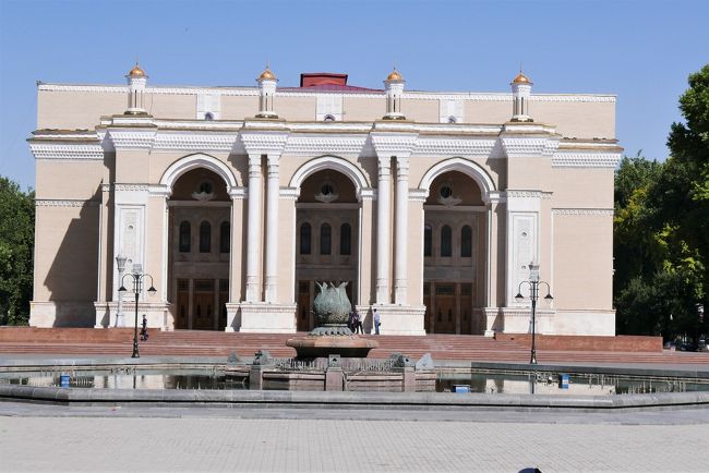 続いてナボイ・オペラ・バレエ劇場にやってきました。<br />レンガ造りの３階建てで、客席数1400を持つ劇場です。