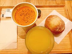 梅田で軽く食べてホテルへ戻ろうってことで、
スープストックTokyoのパンセットを。
母はビスクスープ、私はボルシチ。

安定のおいしさ。
長旅の疲れを癒してくれました♪