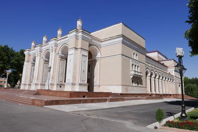 ウズベキスタンに強制労働者としてソ連から移送された日本人約500人がこの劇場の建設に尽力しました。<br />1966年に大地震に見舞われたましたが、ナボイ劇場だけはビクともしなかったそうです。<br />建設作業に取り組む姿や、日本の建築技術の素晴らしさから日本人に対する信頼が高まったと言われています。