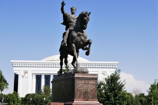 ティムール公園のティムール像。